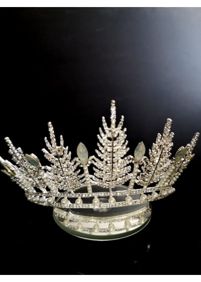 Ефектна корона с инкрустирани перли и кристали модел Moon Goddess